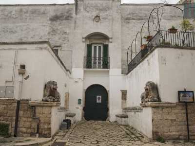 L�edificio, ampliato e ristrutturato nei vari secoli, assume oggi un aspetto austero grazie alla sua torre a pianta quadrata e i leoni che sorvegliano il portone situato sul lato ovest del fabbricato